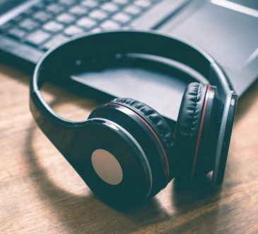 Black Wireless Overhead Headphones
